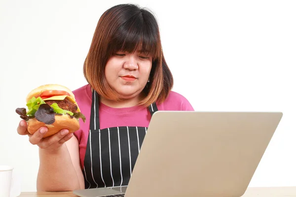 Mujer Gorda Asiática Sosteniendo Una Hamburguesa Trabajar Mientras Come Comida —  Fotos de Stock