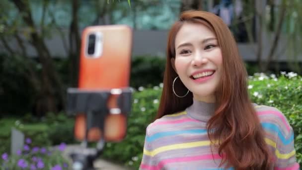 アジアの女性は 日常生活について話すオンラインライブ放送を行います ソーシャルメディア コミュニケーション技術 街に住んでいる ブロガーコンセプト ライフスタイルインフルエンサー — ストック動画
