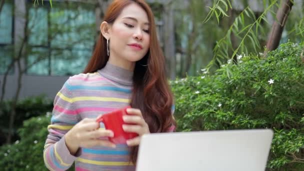 Azjatka Pracująca Laptopie Ogrodzie Zewnątrz Mieszkania Koncepcja Życia Mieście Kobieta — Wideo stockowe