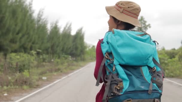 Mujer Asiática Viajera Sombrero Mochila Caminando Por Carretera Disfrute Del — Vídeos de Stock