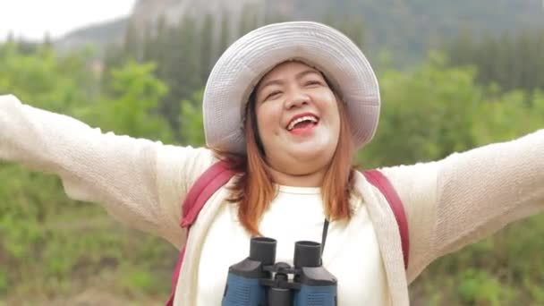 Asijská Tlustá Žena Nataženýma Rukama Šťastně Usmívající Přírodě Vysokém Horském — Stock video