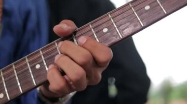 Müzik çalışma odasında elektro gitar çalan Asyalı profesyonel müzisyen. Canlı müzik ve bando çalma kavramı. Müzik bir kayıt stüdyosunda çalınır..