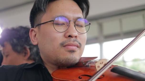 Dva Asijští Muži Hrají Housle Klasický Nástroj Akustickou Kytaru Společně — Stock video
