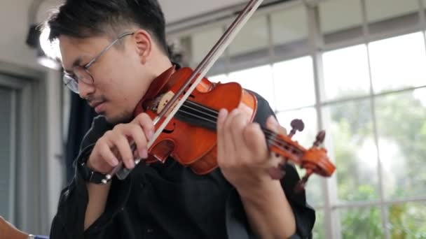 Aziaten Die Viool Spelen Genoot Van Akoestische Muziek Concept Van — Stockvideo