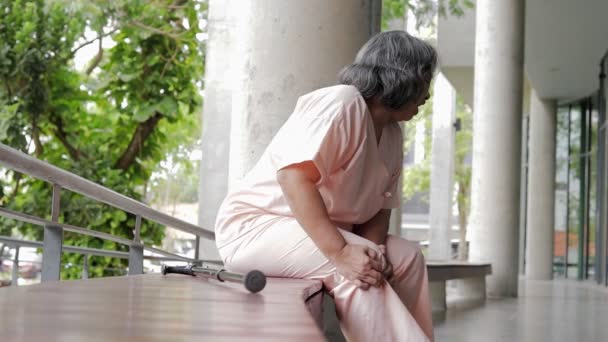 Azjatyckich Starszych Pacjentek Szpitalnej Sukni Siedzących Ławce Wystąpił Silny Ból — Wideo stockowe