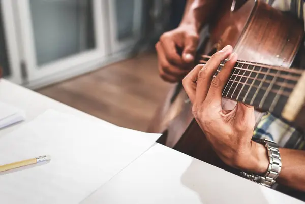 Gitar Çalan Asyalı Müzisyen Beste Yapıyor Müzik Öğretmeni Grup Solo — Stok fotoğraf