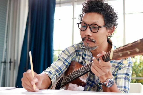Asiatisk Musiker Som Spelar Gitarr Komponerar Musiklärare Band Solo Artist — Stockfoto