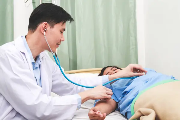 Врач Азиат Осматривает Сердце Пациентки Избыточным Весом Лежащей Койке Медицинское — стоковое фото