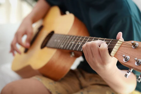 亚洲男孩在室内快乐地弹吉他 学习音乐的概念 古典音乐 复制空间 — 图库照片