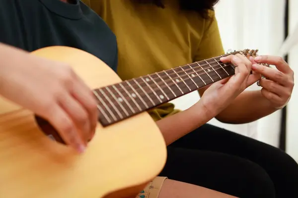 Asiatique Garçon Apprendre Musique Jouer Guitare Acoustique Avec Professeur Groupe — Photo