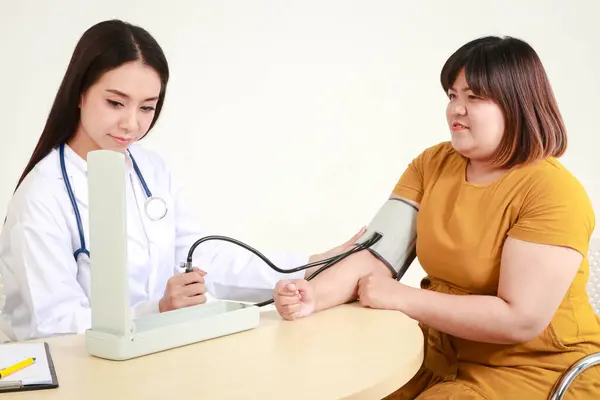 Arzt Untersucht Eine Übergewichtige Patientin Mit Einem Blutdruckmessgerät Oberarm Gesundheitskonzept — Stockfoto