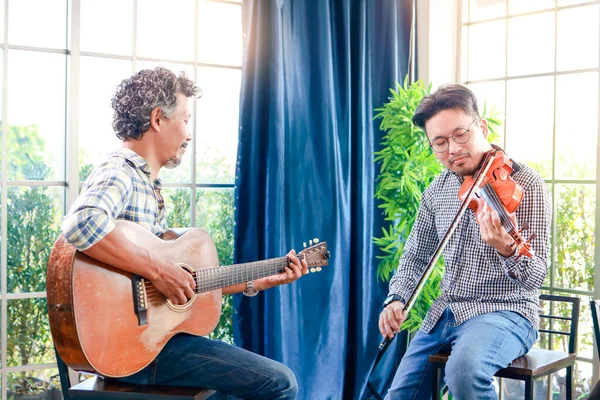 Two Asian Men Playing Violin Classical Instrument Acoustic Guitar Together — 图库照片