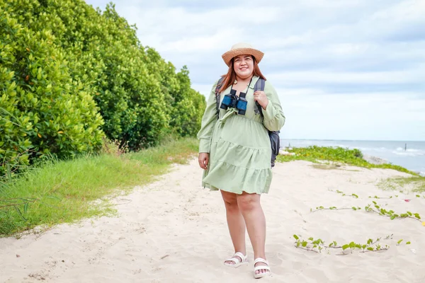 亚洲肥胖的女性游客在大自然的红树林中旅行 自然保护的概念 生态旅游 免版税图库图片