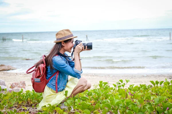女性摄影师或亚洲游客手持照相机 拍摄海景 旅行概念 免版税图库照片