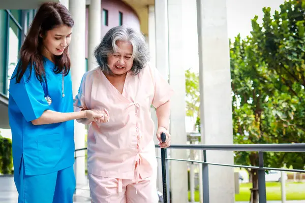 Női Orvos Vagy Gondozó Idős Betegek Segítése Járás Testmozgás Fizikoterápia Stock Kép