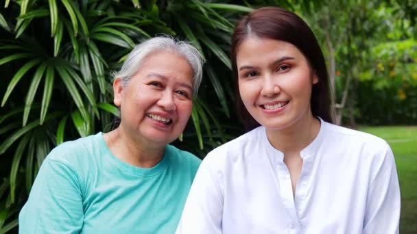 Porträt Einer Älteren Mutter Mit Ihrer Asiatischen Tochter Beide Lächelten — Stockvideo