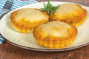 Fayanslar bir tabakta yakın plan diziliyorlar.