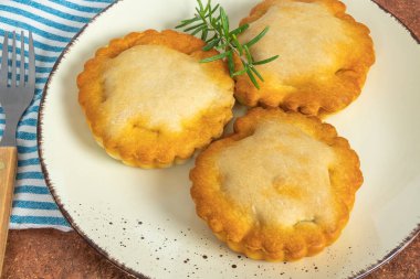 Fayanslar bir tabakta yakın plan diziliyorlar.