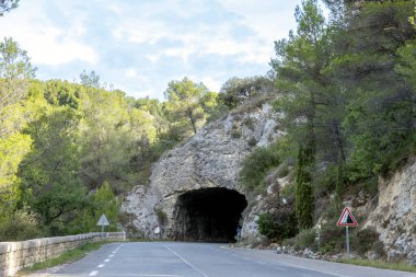 Provence 'deki bir yolda kayanın içindeki tünel.