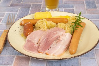 Bir tabak lahana turşusu yakın plan bir masada.