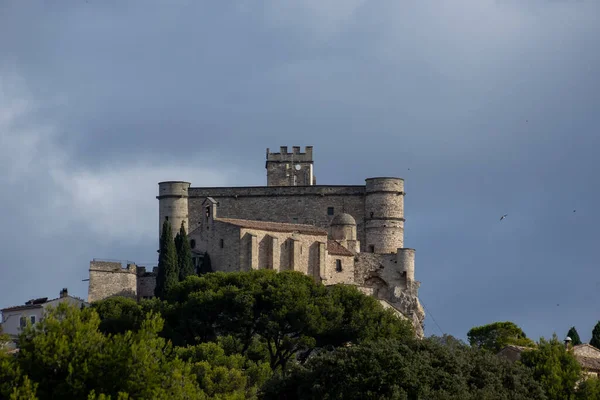 Vaucluse 'daki Du Barroux kalesinin manzarası