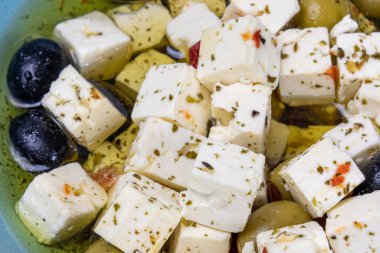 Bir tabakta feta ve zeytin zarları