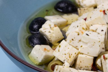 Bir tabakta feta ve zeytin zarları