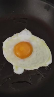 Kızartma tavasında pişmiş yumurta.