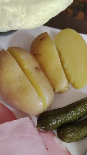 Raclette Charcuterie Sur Une Assiette Close — Video