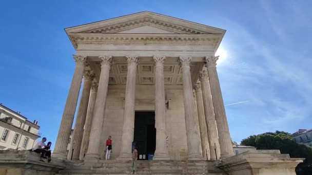 Square House Sous Ciel Bleu Dans Ville Nîmes — Video
