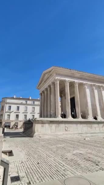 Square House Sous Ciel Bleu Dans Ville Nîmes — Video
