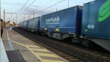 İstasyondan geçen bir yük treni