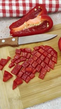 Tahtada kırmızı biber kes.