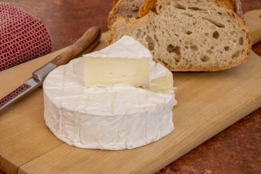 Camembert tahtadan ekmek kesti.