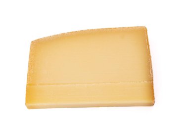 Kantal peynir dilimi beyaz bir arkaplanda izole edilmiş.