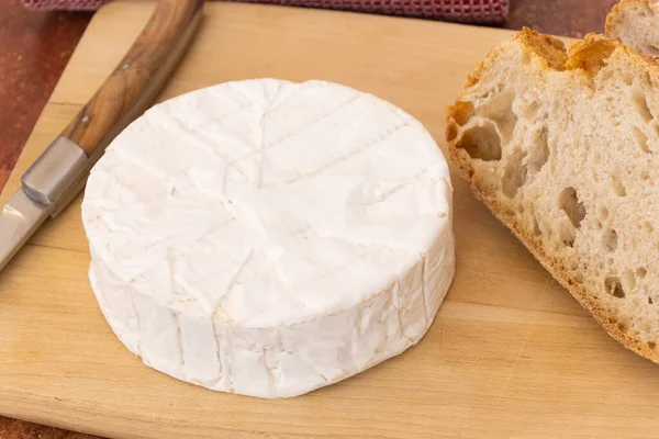 Ahşap Bir Tahtanın Üzerinde Camembert Peyniri — Stok fotoğraf