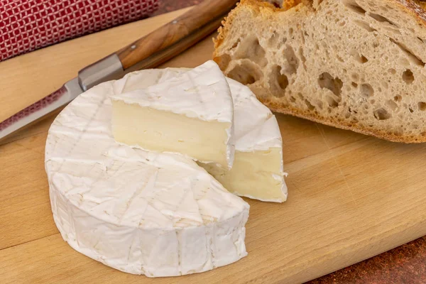 Camembert Tahtadan Ekmek Kesti — Stok fotoğraf