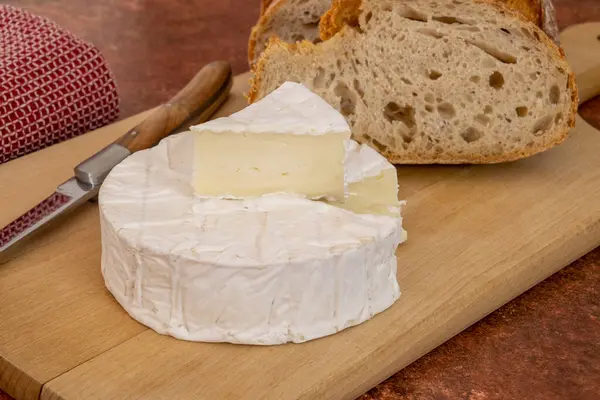 Camembert Corte Uma Tábua Madeira Com Pão — Fotografia de Stock