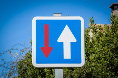 Öncelikli yol işaretini kapat