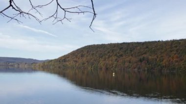 Jura 'daki Bonlieu Gölü manzarası
