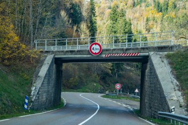 Fransa 'da bir yolda köprü