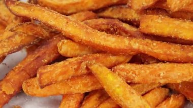 Tatlı patates kızartmalarını yakın.