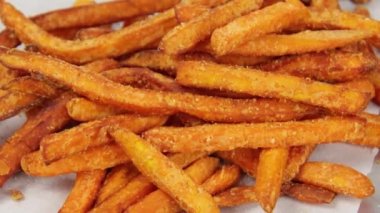 Tatlı patates kızartmalarını yakın.
