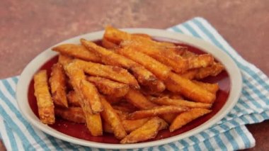 Tatlı patates kızartmalarını yakın.