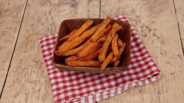 Tatlı patates kızartmalarını yakın.