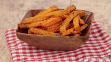 Tatlı patates kızartmalarını yakın.