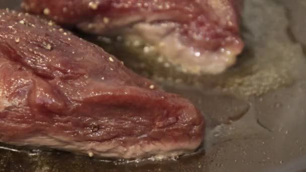 Μαγείρεμα Κόκκινο Κρέας Ένα Τηγάνι — Αρχείο Βίντεο