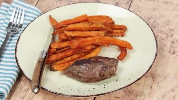 Zoete Aardappel Frietjes Met Een Biefstuk — Stockvideo