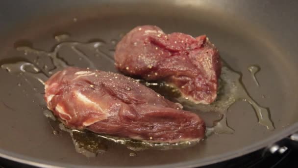 Μαγείρεμα Κόκκινο Κρέας Ένα Τηγάνι — Αρχείο Βίντεο