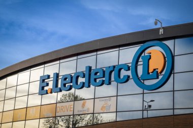 Leclerc Champagnole 'deki bir Leclerc hipermarketinin vitrininde